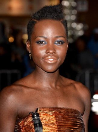 Artista de maquillaje de la celebridad nick barose utiliza belleza dior para lograr 'non-stop' look estreno Lupita Nyong'o de