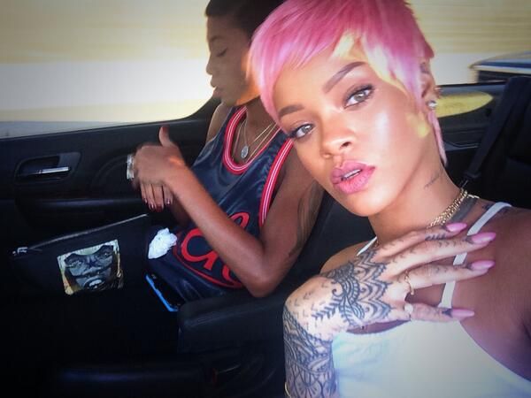 Rihanna rosa peluca