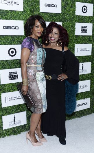 Angela Bassett y Chaka Khan en las mujeres negras en el alumerzo de Hollywood