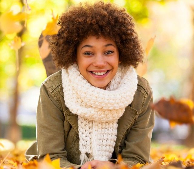 Negro-Girl-sonrientes-Otoño-hypehair