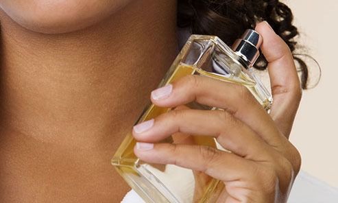negro-mujer-perfume-hypehair