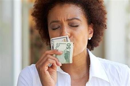 negro-mujer-con-dinero
