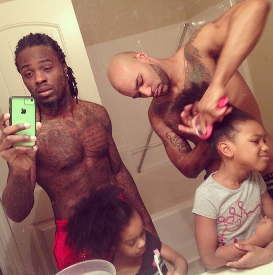 Foto del padre gay negro que hace el pelo de la hija causa indignación