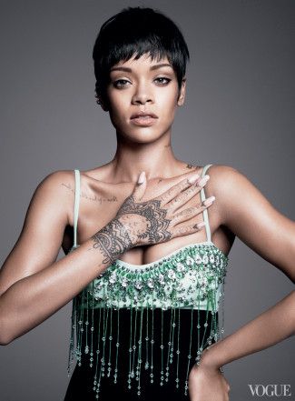 Rihanna mantiene corto y nervioso en la portada de marzo de Vogue