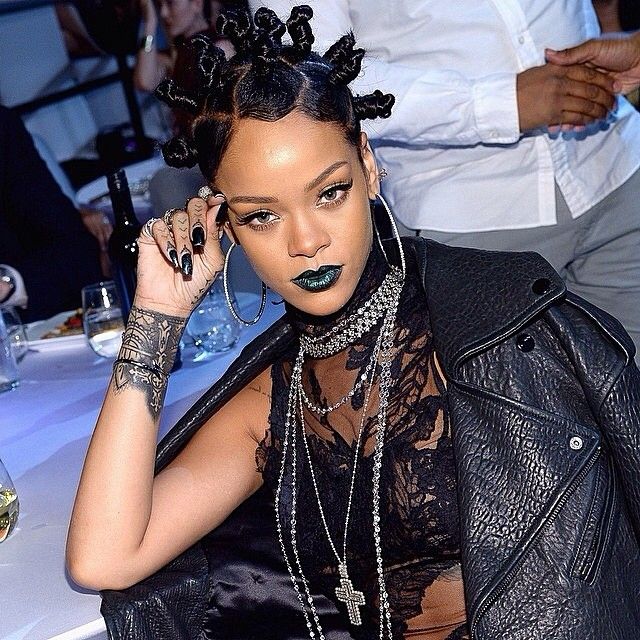 Rihanna rocas nudos bantúes en premios iheartradio