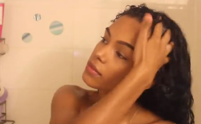 Sunkissalba muestra cómo co-wash y aclarar tu cabello rizado [video]