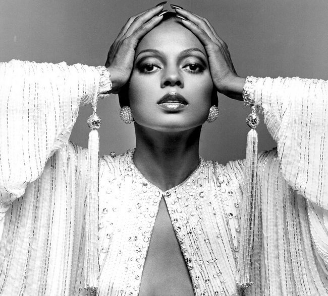 diana-ross-manos-cabeza-hypehair